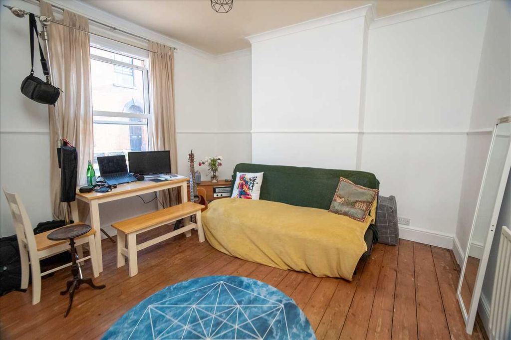 Property photo 2 of 20 Front Room