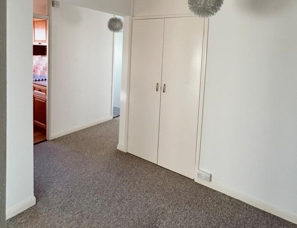 Property photo 3 of 7 Hallway