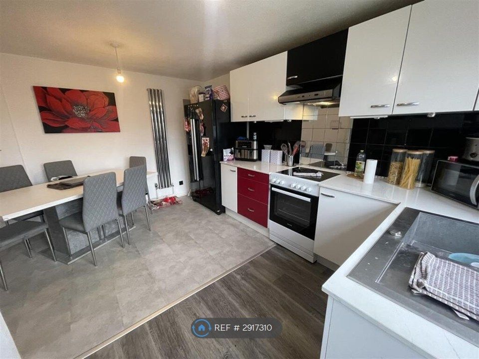 Property photo 2 of 10 Kitchen