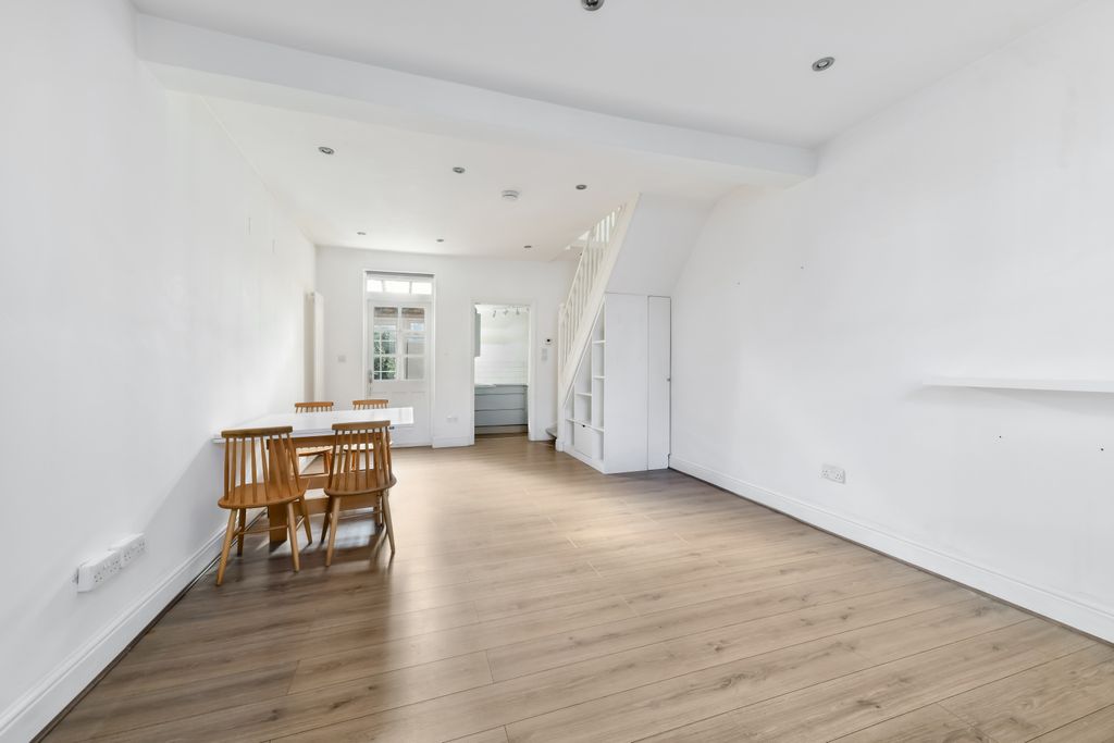 Property photo 2 of 16 Picture No. 14