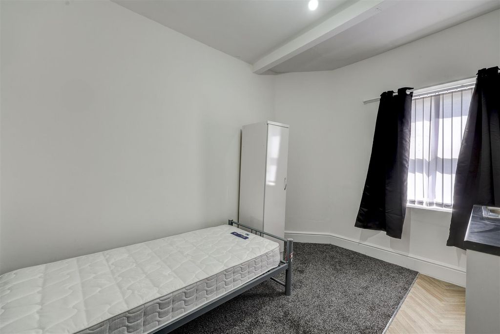 Property photo 1 of 24 Room 2