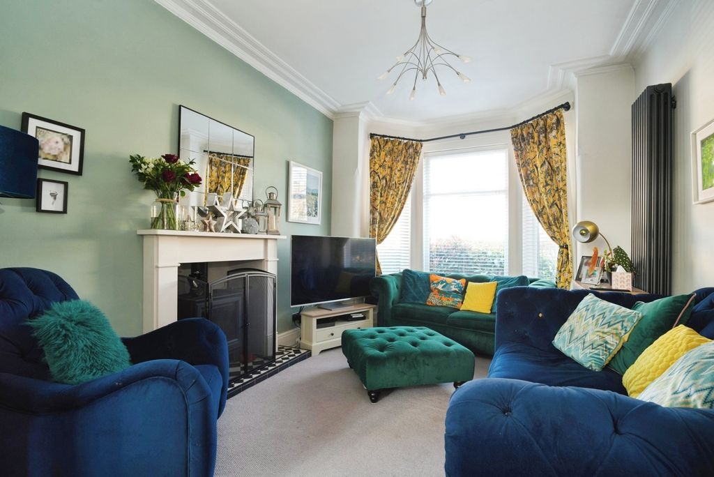 Property photo 3 of 19 Lounge