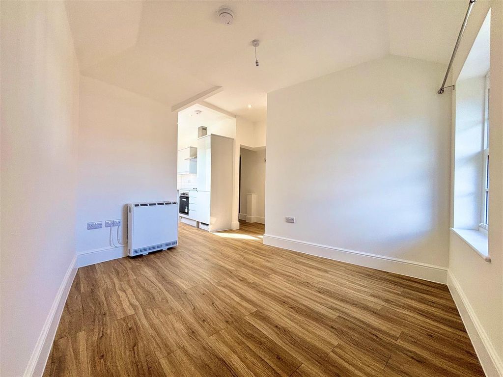 Property photo 1 of 10 Living/Dining Room