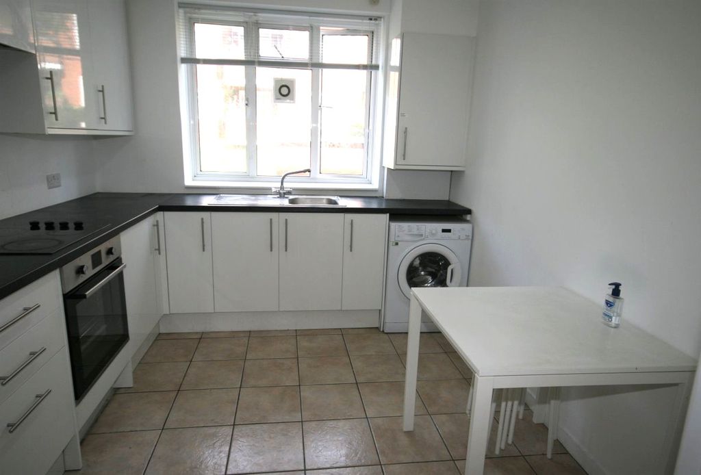 Property photo 3 of 7 Kitchen