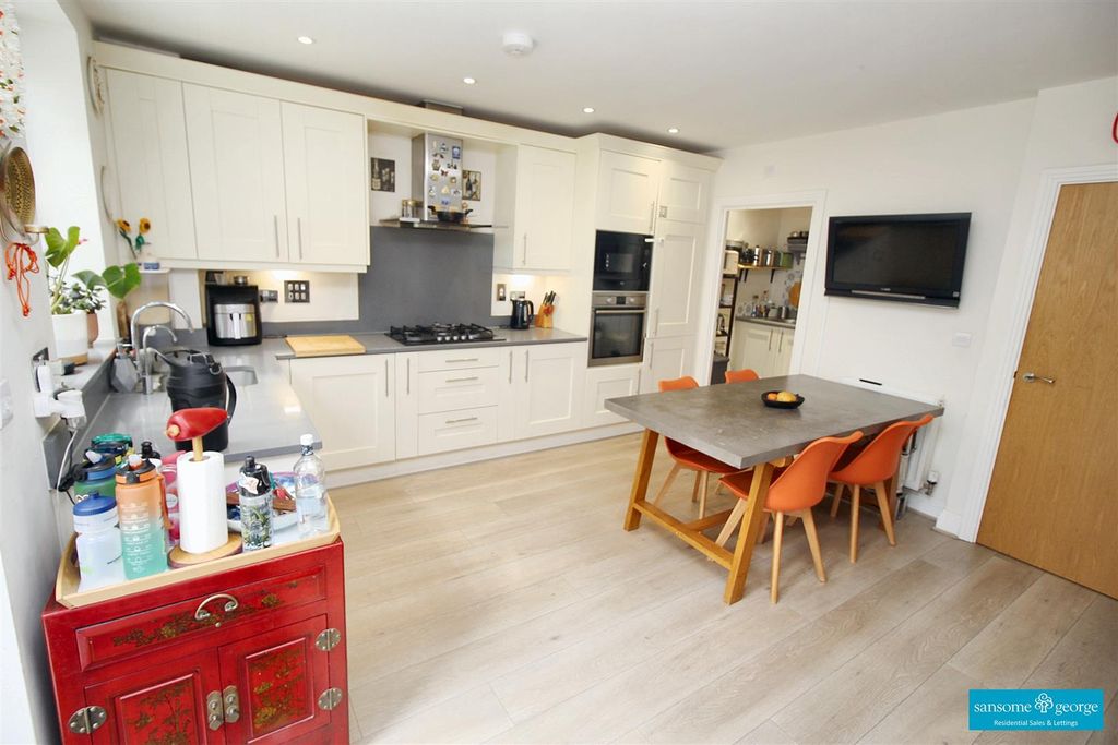 Property photo 3 of 17 Kitchen