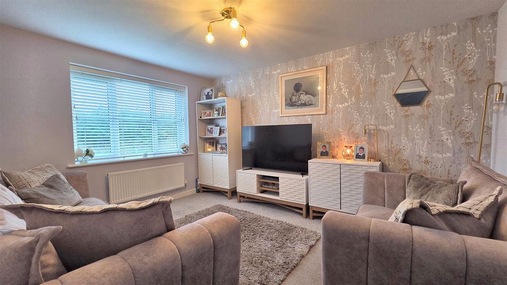 Property photo 2 of 17 Lounge