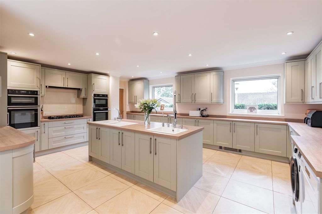 Property photo 3 of 19 43 Redhill Wood-Hr15.Jpg