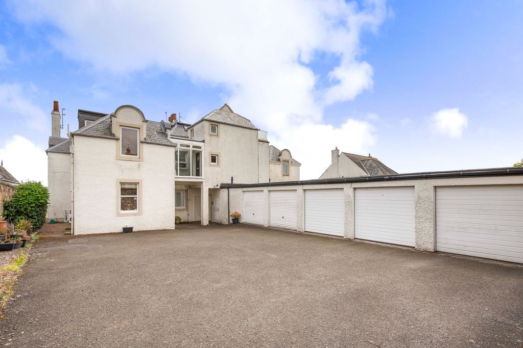 Property photo 2 of 35