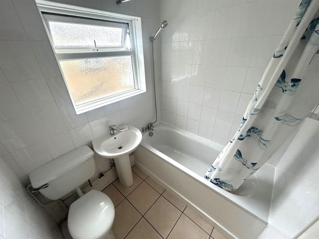 Property photo 2 of 8 Bathroom