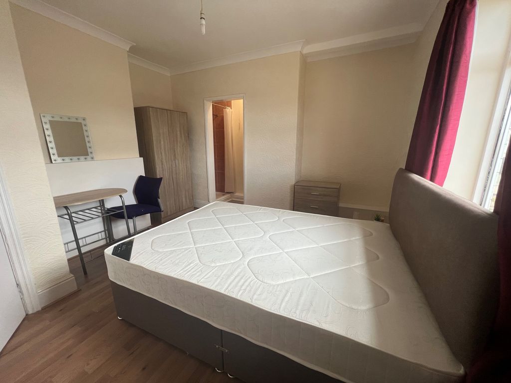 Property photo 3 of 15 Double Bedroom 4