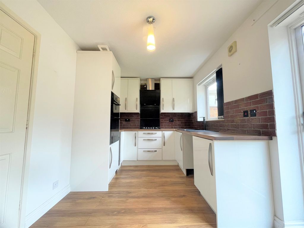 Property photo 3 of 10 Kitchen