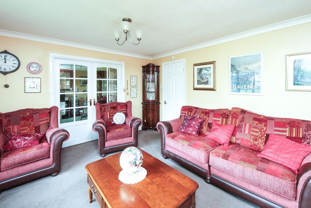 Property photo 3 of 27 Lounge