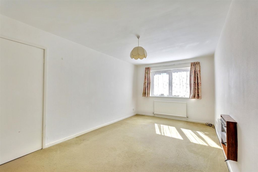 Property photo 3 of 16 Lounge_1.Jpeg