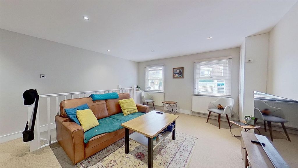 Property photo 2 of 10 Garratt-Lane-Wandsworth-Sw18-06112026_175500.Jpg