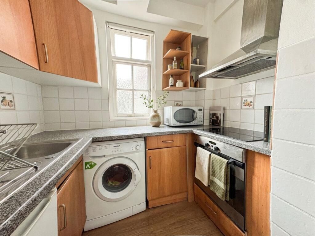 Property photo 2 of 9 Kitchen