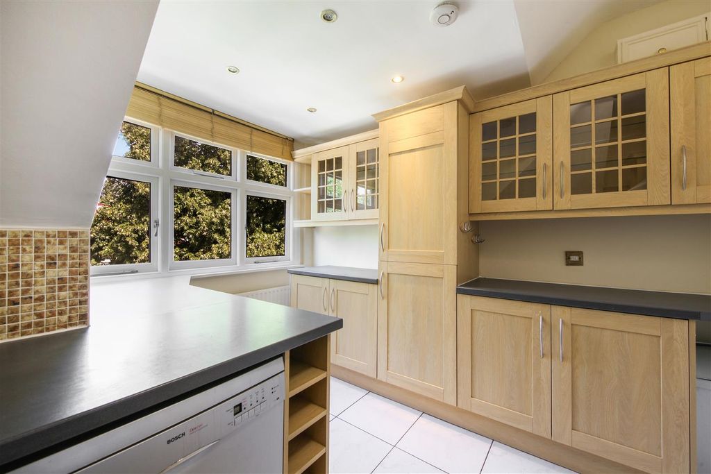 Property photo 3 of 8 Flat 5, 4 Chatsworth Road - Jxomed1Zppghkkckngtu.J