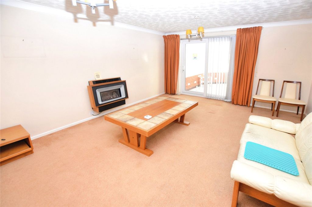 Property photo 2 of 16 Lounge