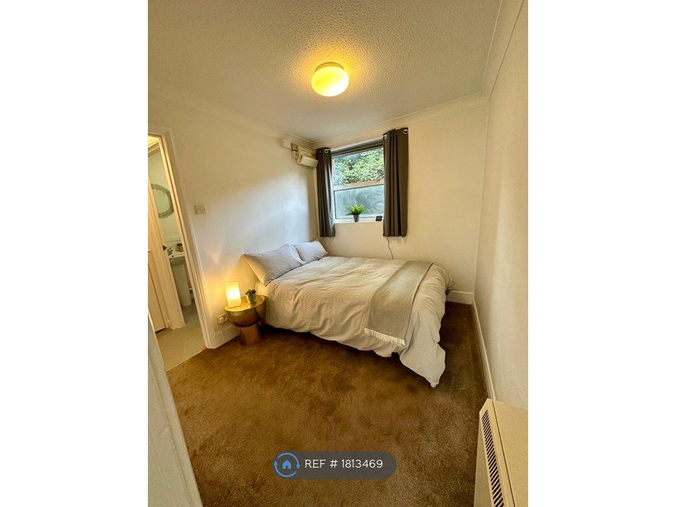 Property photo 2 of 8 Bedroom With Ensuite Bathroom