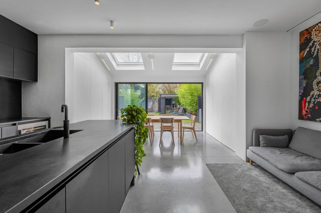 Property photo 3 of 23