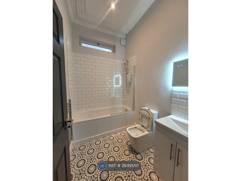 Property photo 3 of 8 Bathroom/Toilet