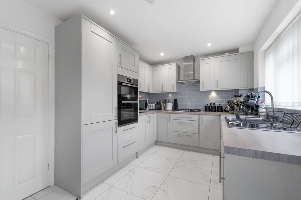 Property photo 3 of 26 4592186