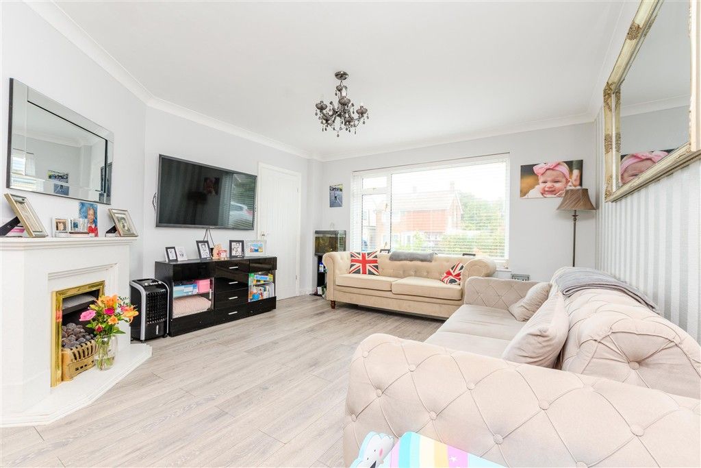 Property photo 3 of 13 Lounge