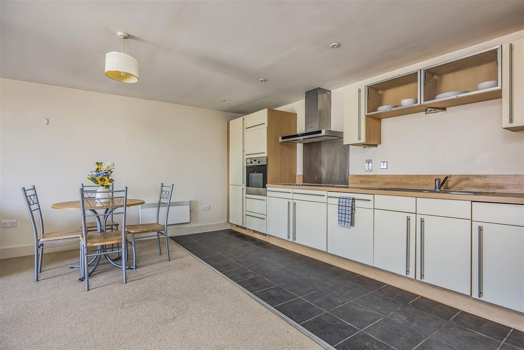 Property photo 3 of 13 Breacon House, Gunwharf Quays, Portsmouth-Porticom