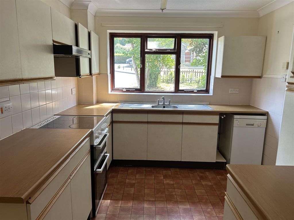 Property photo 3 of 19 Kitchen
