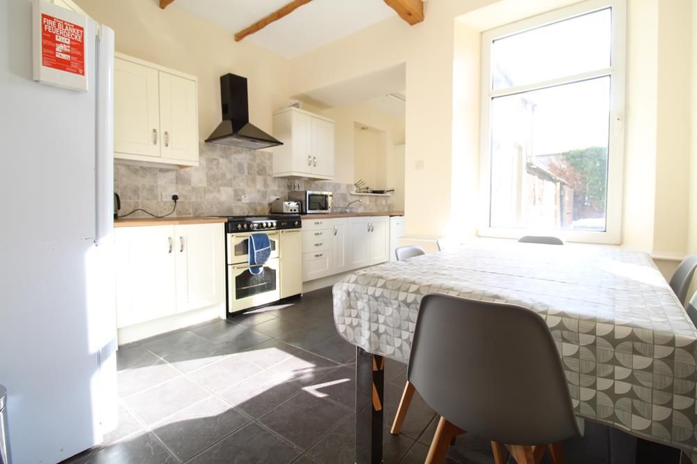 Property photo 3 of 9 Kitchen Alt