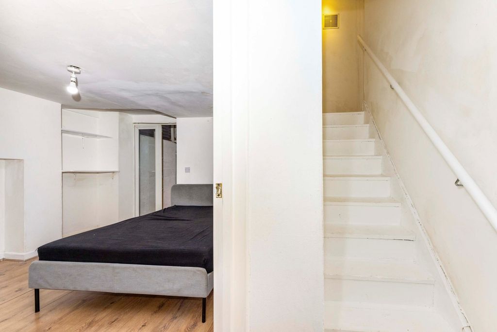 Property photo 2 of 10 Hallway