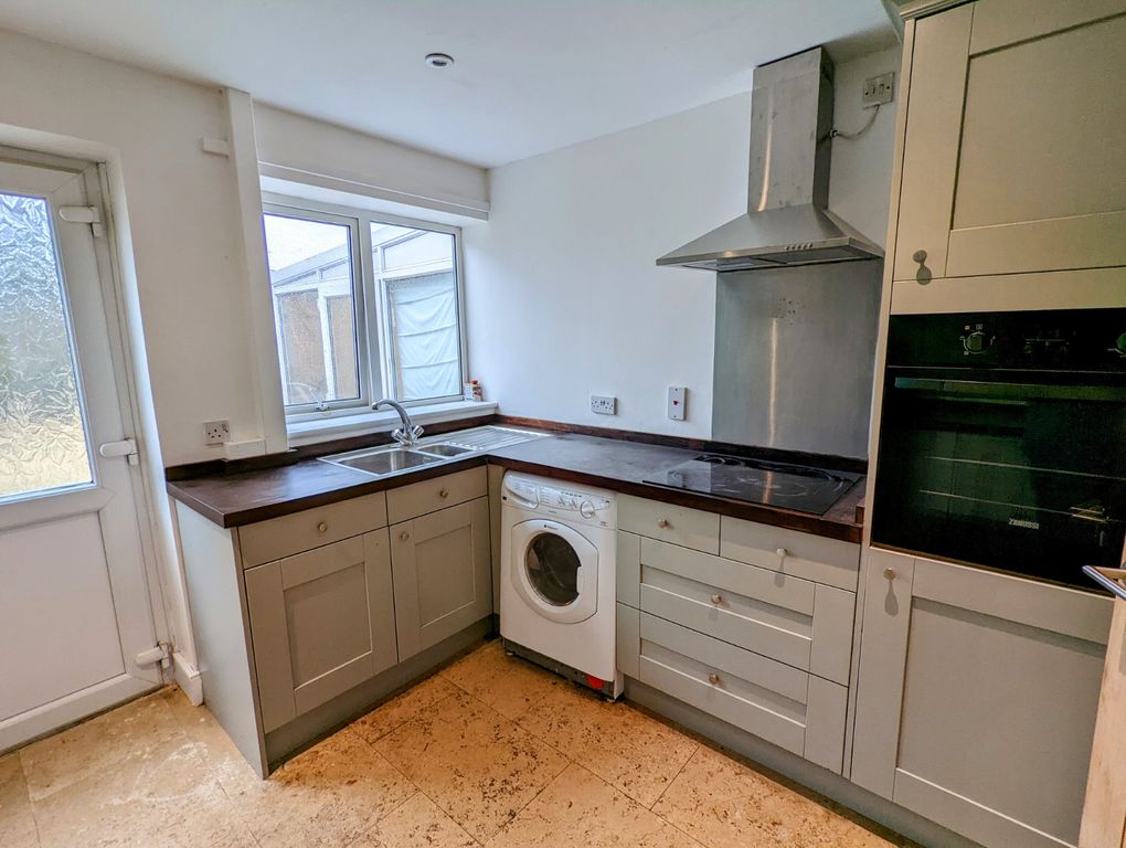 Property photo 3 of 8 Kitchen