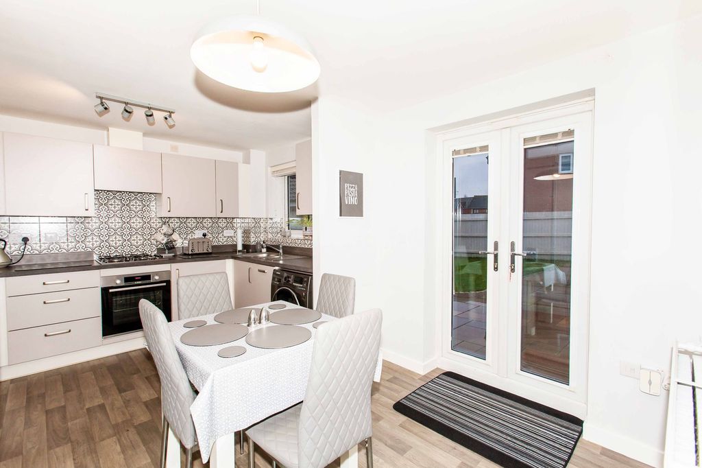 Property photo 2 of 33