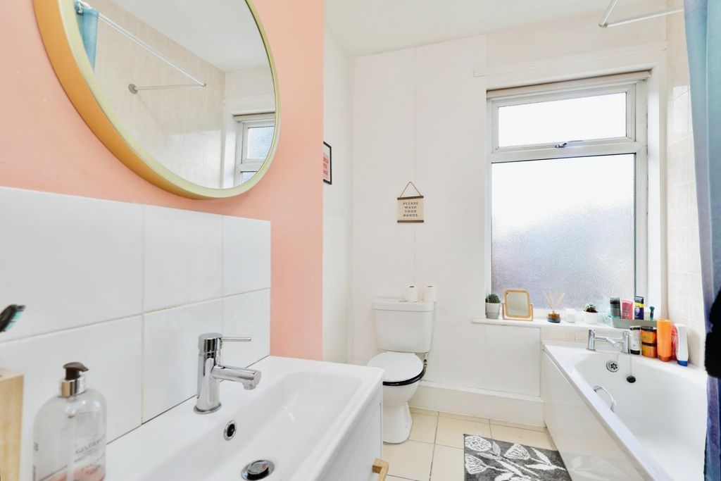 Property photo 3 of 20 Bathroom