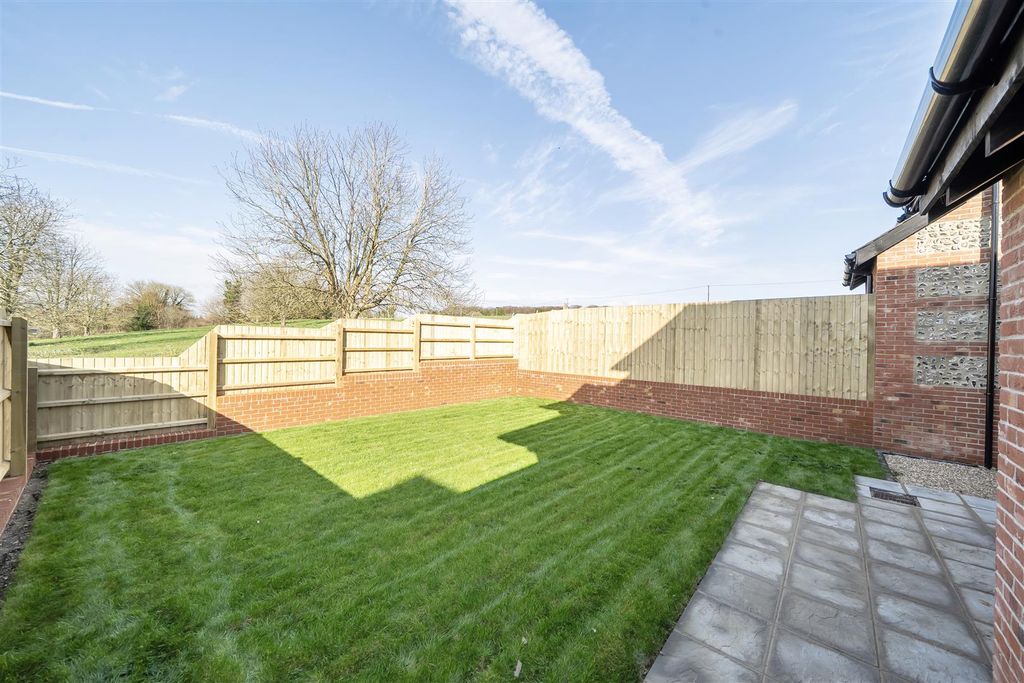 Property photo 3 of 14 Garden