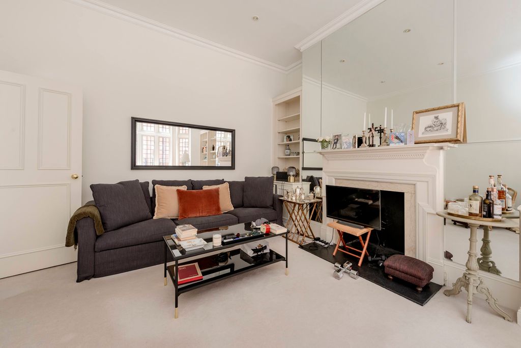 Property photo 3 of 9 3@8 Culford Gdns-3542.Jpg