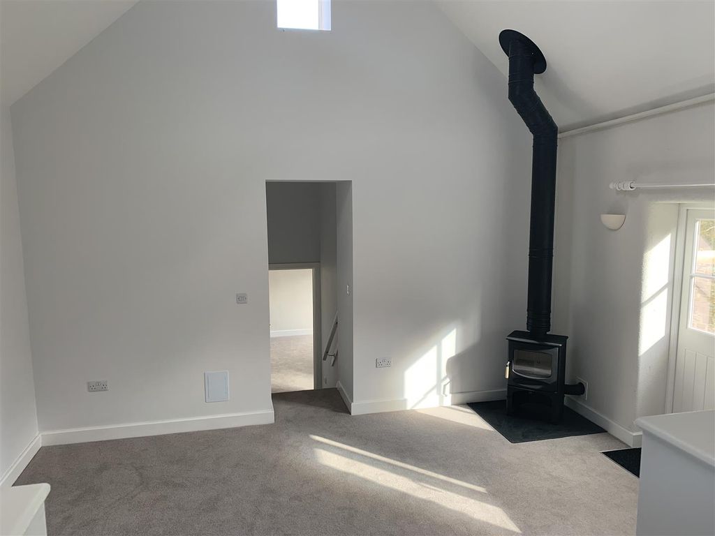 Property photo 2 of 11 Lounge.Jpg