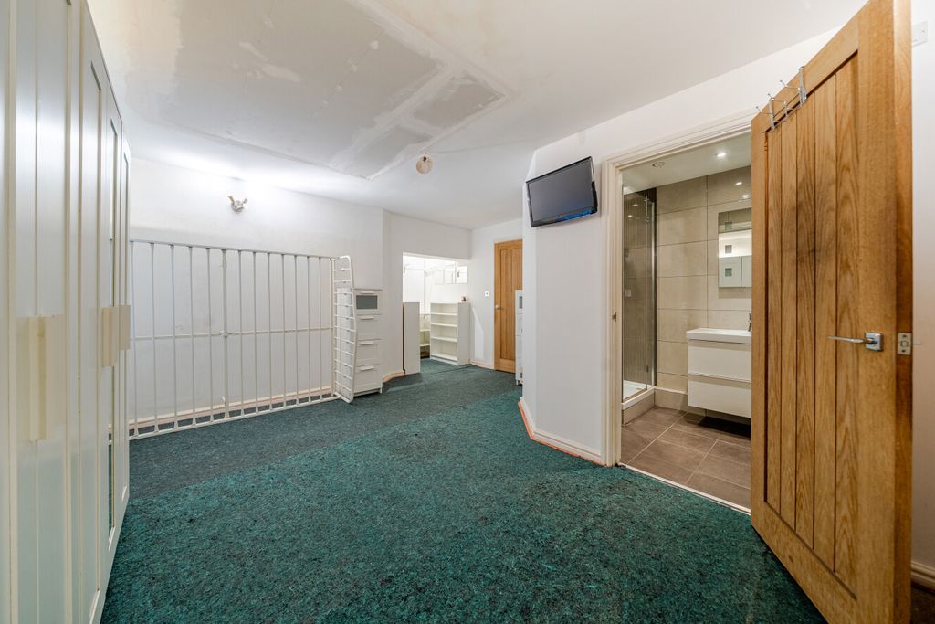 Property photo 3 of 13 1535659-11-6Ad0Be...