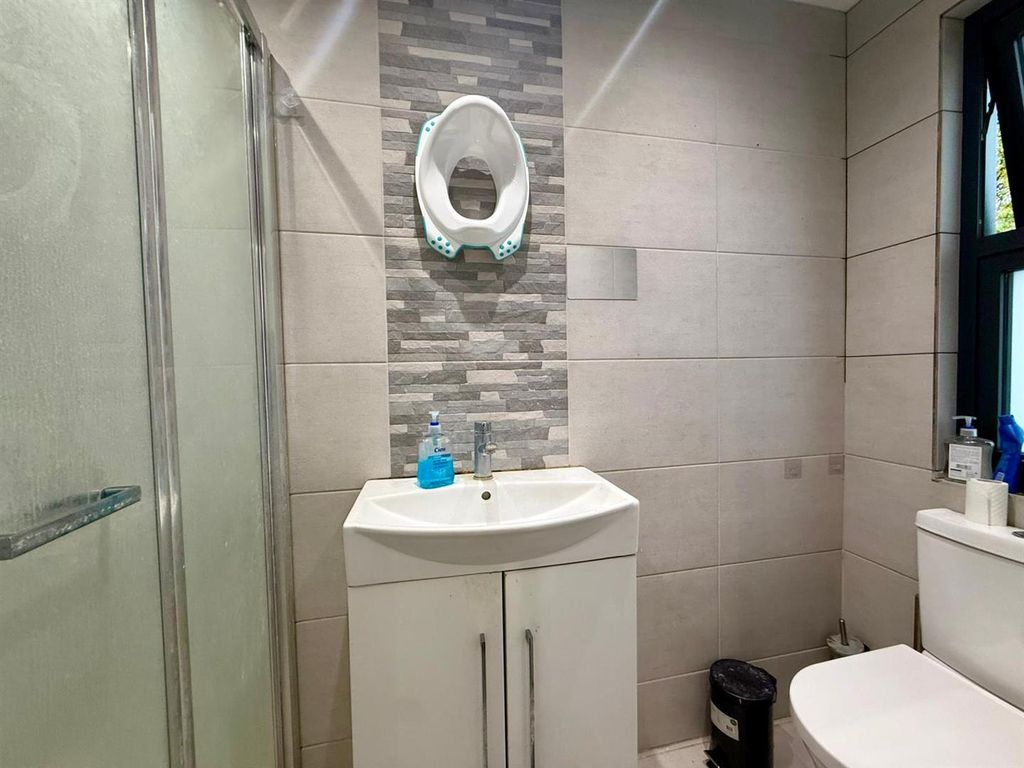 Property photo 3 of 18 En-Suite Bedroom 8