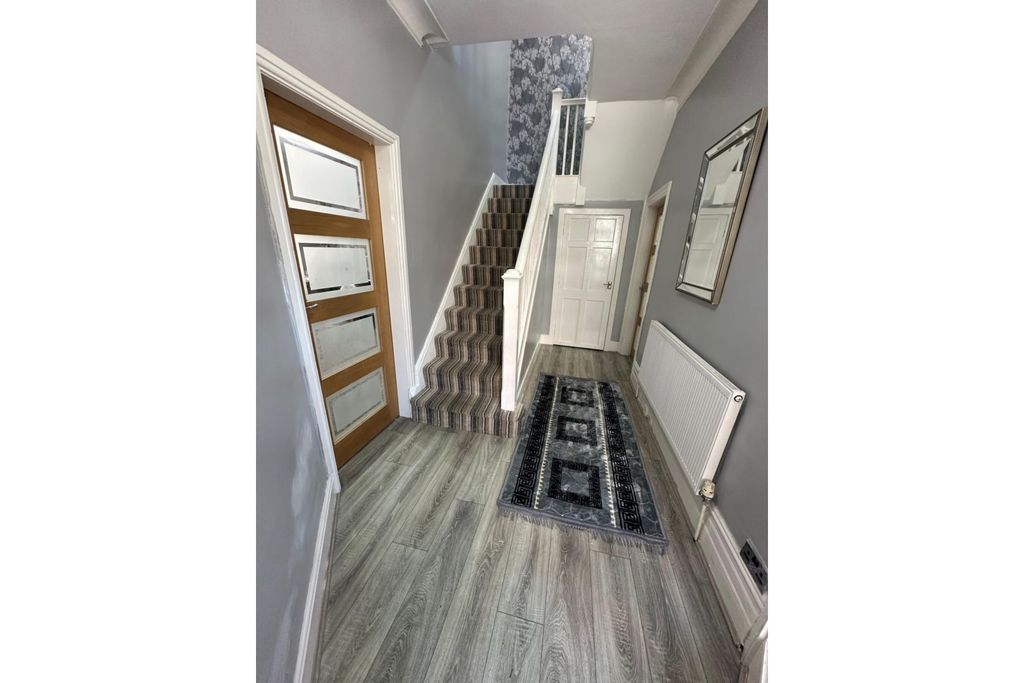 Property photo 2 of 9 Landing