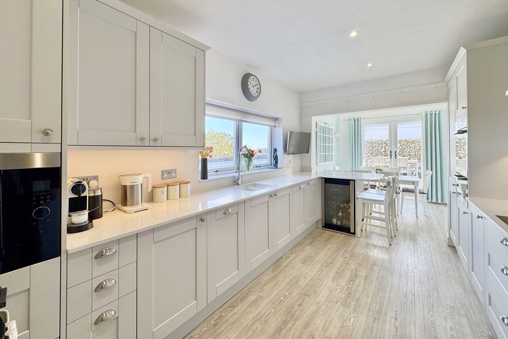 Additional image 6 of 3 bed flat for salePenthouse, West Cliff Road, West Cliff, Bournemouth BH4