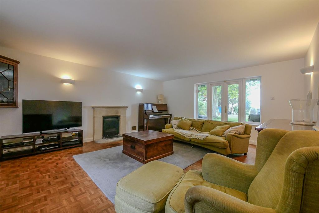 Property photo 3 of 24 Lounge