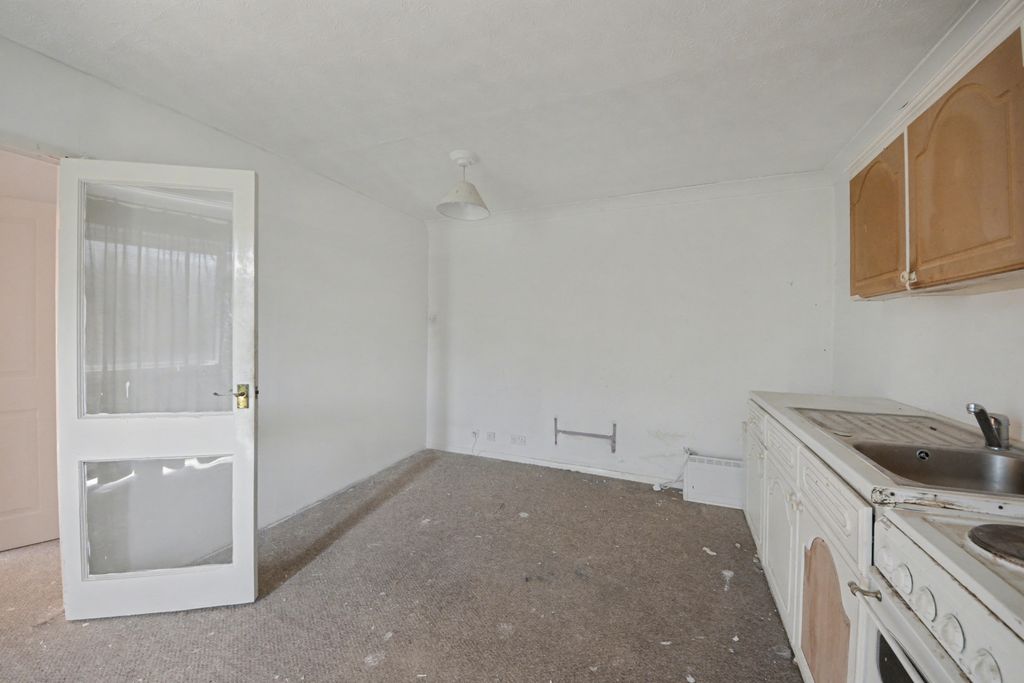 Property photo 2 of 10 25 Northcotts, Hatfield, Hertfordshire, Al9 5Es