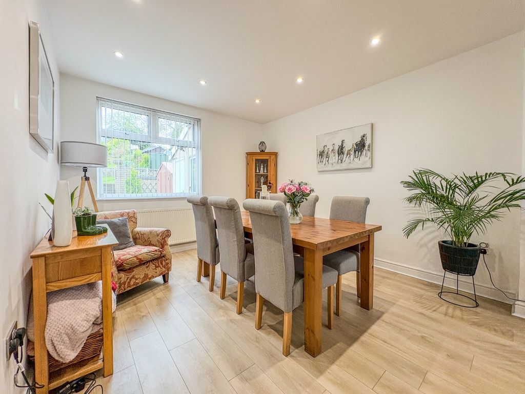 Property photo 3 of 17 5131353