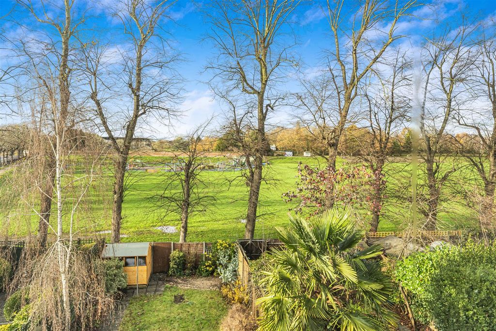 Property photo 3 of 21 Broomfield Park View