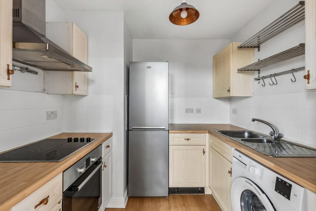 Property photo 2 of 12 0206202623_Bels_21 James Lee Square _En3 6Gr_003.J