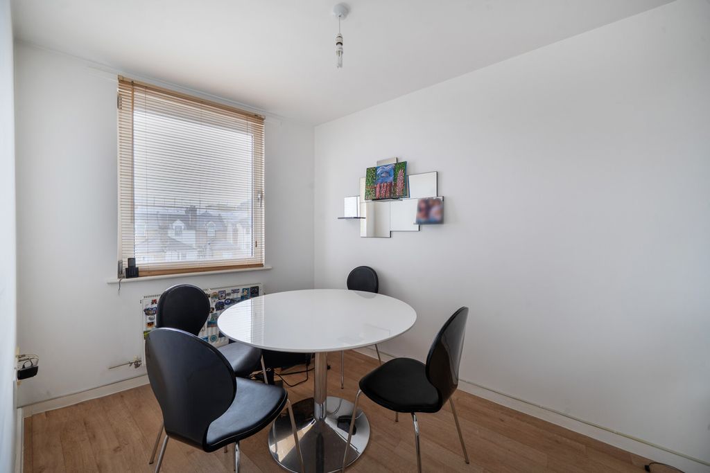 Property photo 2 of 18 1409332-21-698F30...