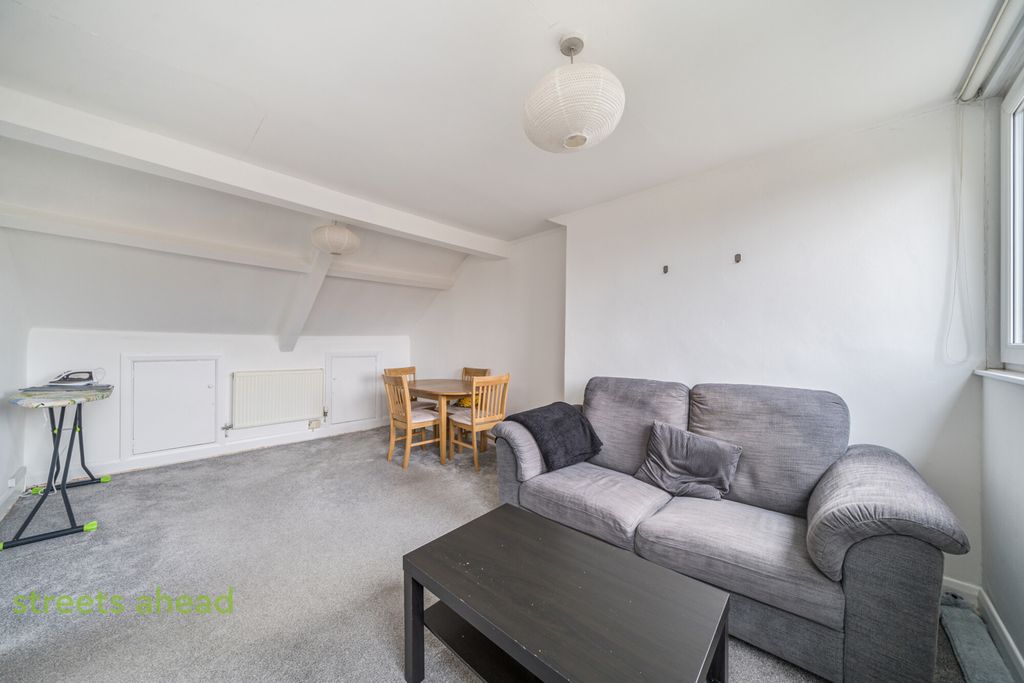 Property photo 2 of 13 E1270211-1598-470...
