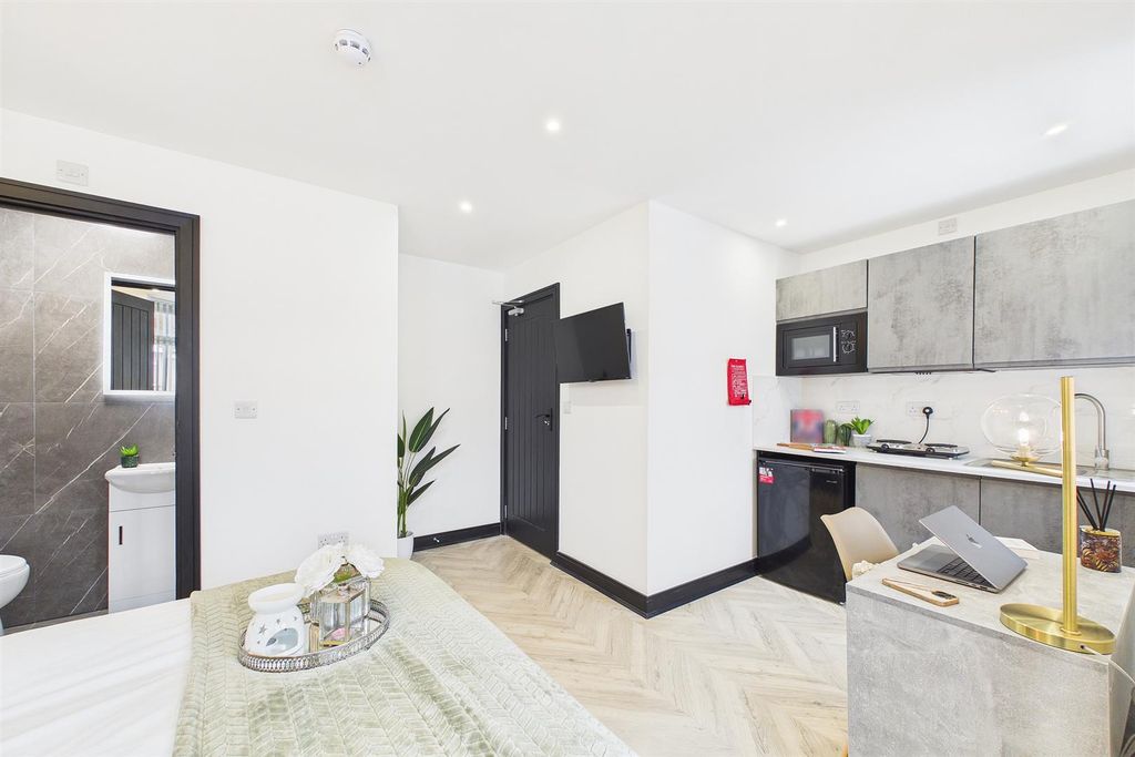 Property photo 3 of 10 Studio Room 4