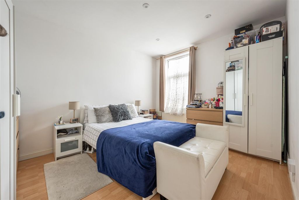 Property photo 3 of 20 Ferndale Road, E11