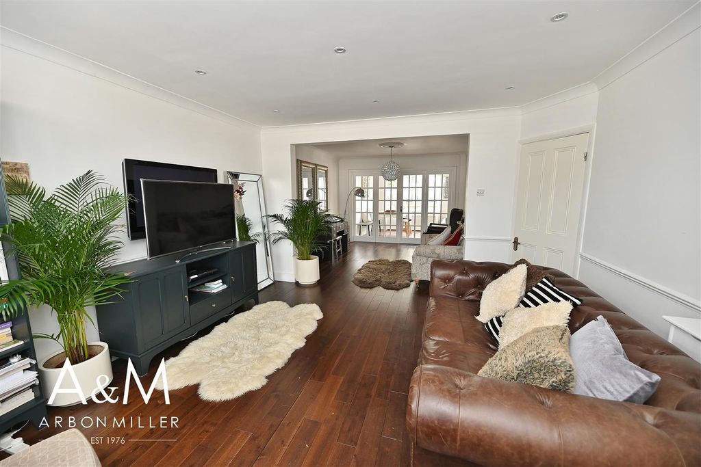 Property photo 2 of 20 Through Lounge